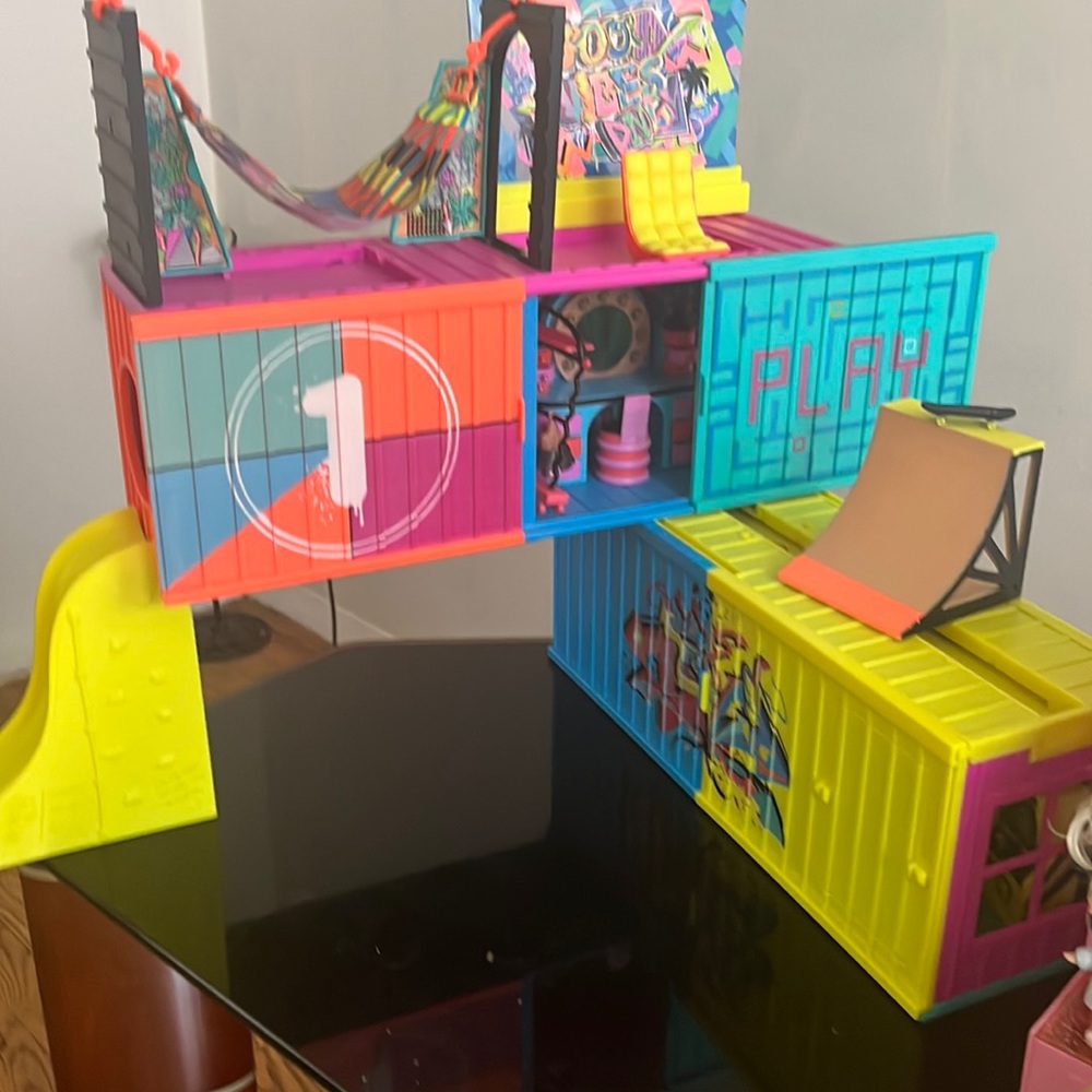 LOL dolls, including the LOL stand and a LOL skateboard house.